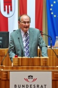 Institut für Föderalismus Peter Bußjäger am Rednerpult
