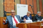 Am Podium v.li.: Die Nationalratsabgeordneten Christoph Matznetter (S),  Bruno Rossmann (G) und Universität Innsbruck Erich Thöni