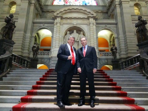 v.li. Der Schweizer Ständeratspräsident Filippo Lombardi und Bundesratspräsident Edgar Mayer im Berner Parlamentsgebäude