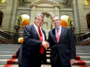 v.li. Der Schweizer Ständeratspräsident Filippo Lombardi und Bundesratspräsident Edgar Mayer im Berner Parlamentsgebäude