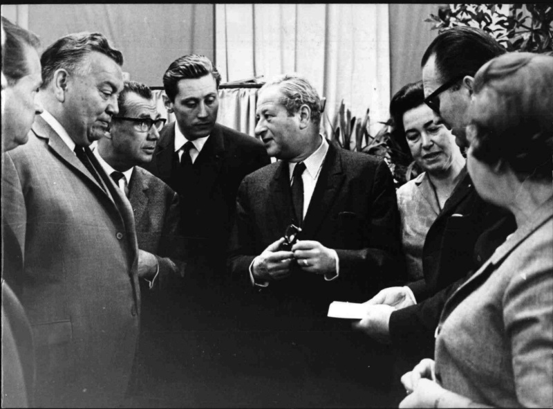 Der SPÖ-Klub bei einer Tagung in St. Pölten im Oktober 1967. In der Mitte Bruno Kreisky und Hannes Androsch.