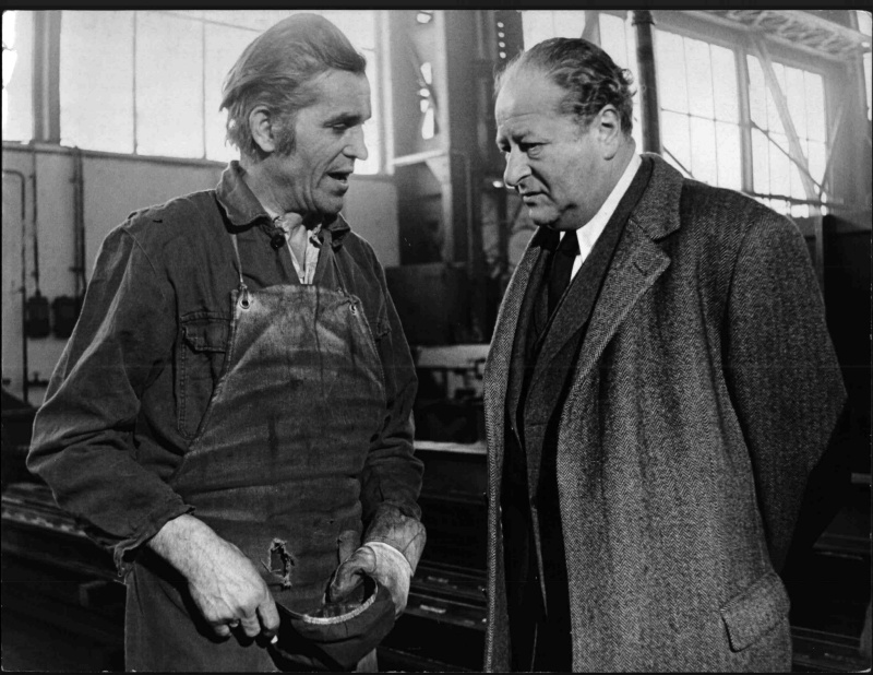 Kapfenberg, 1975: Bundeskanzler Bruno Kreisky im Gespräch mit einem Arbeiter der Böhlerwerke.