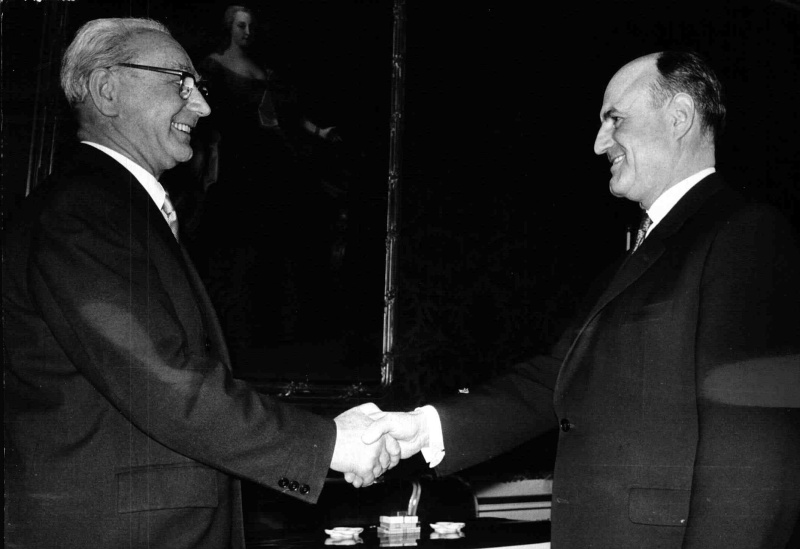 Bundespräsident Franz Jonas (links) beauftragt Bundeskanzler Josef Klaus (ÖVP) am 9. März 1966 mit der Bildung einer neuen Bundesregierung.