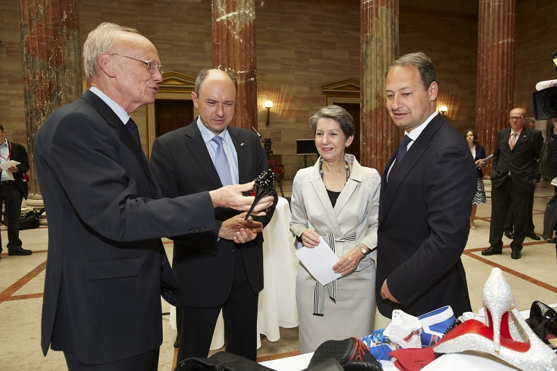 v.li.: Nationalratsabgeordneter Günther Stummvoll (V), Bundesministerium für Finanzen Gerhard Marosi, Nationalratspräsidentin Barbara Prammer (S) und Staatssekretär Andreas Schieder (S)