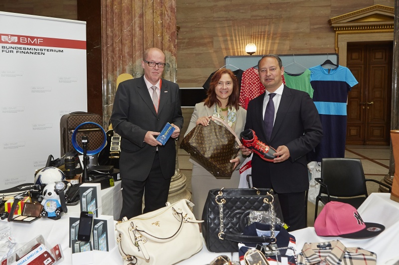 v.re.: Staatssekretär Andreas Schieder (S) mit Mitarbeitern des Bundesministeriums für Finanzen und gefälschten Produkten