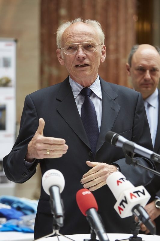 Nationalratsabgeordneter Günther Stummvoll (V) am Rednerpult