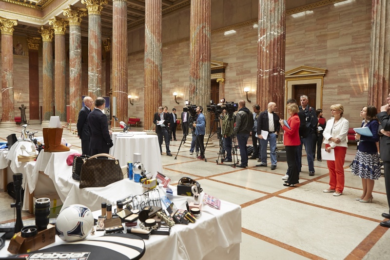 Blick in Richtung VeranstaltungsteilnehmerInnen. Bundesministerium für Finanzen Gerhard Marosi präsentiert den Produktpirateriebericht