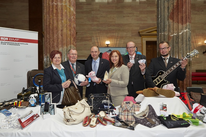 Bundesministerium für Finanzen Gerhard Marosi (3.v.li.) im Kreise seiner Mitarbeiter mit gefälschten Produkten