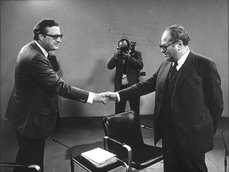 Händeschütteln zwischen Bruno Kreisky (SPÖ) und Josef Taus (ÖVP) vor der TV-Konfrontation.
