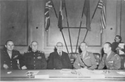 Von links: Alfred M. Gruenther (USA), Iwan Konjev (UdSSR), Staatskanzler Dr. Karl Renner, Richard McCreery (Großbritannien) und Emile Béthouart (Frankreich).