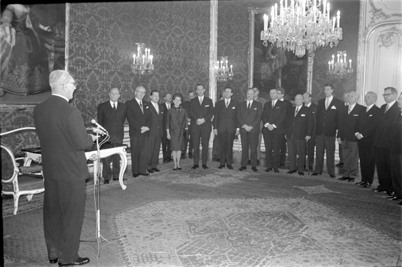 Mitglieder der neuen Bundesregierung mit Bundeskanzler Josef Klaus (zweiter v.l.) und Grete Rehor, der ersten österreichischen Ministerin.