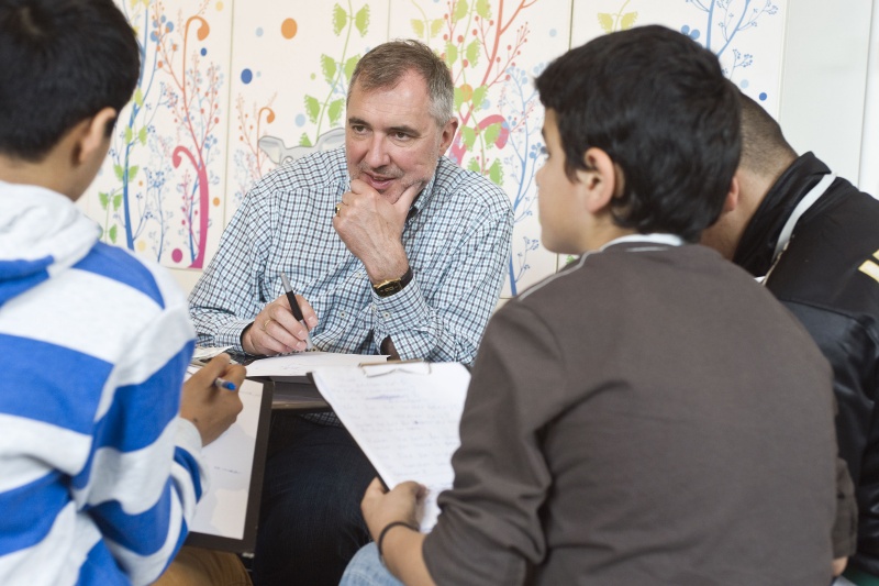 Abgeordneter zum Europäischen Parlament Ewald Stadler (2 v.li.) im Gespräch mit SchülerInnen