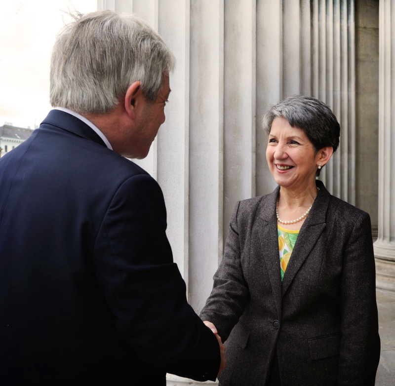 Nationalratspräsidentin Barbara Prammer (re, S) begrüßt den Speaker des House of Commons John Bercow