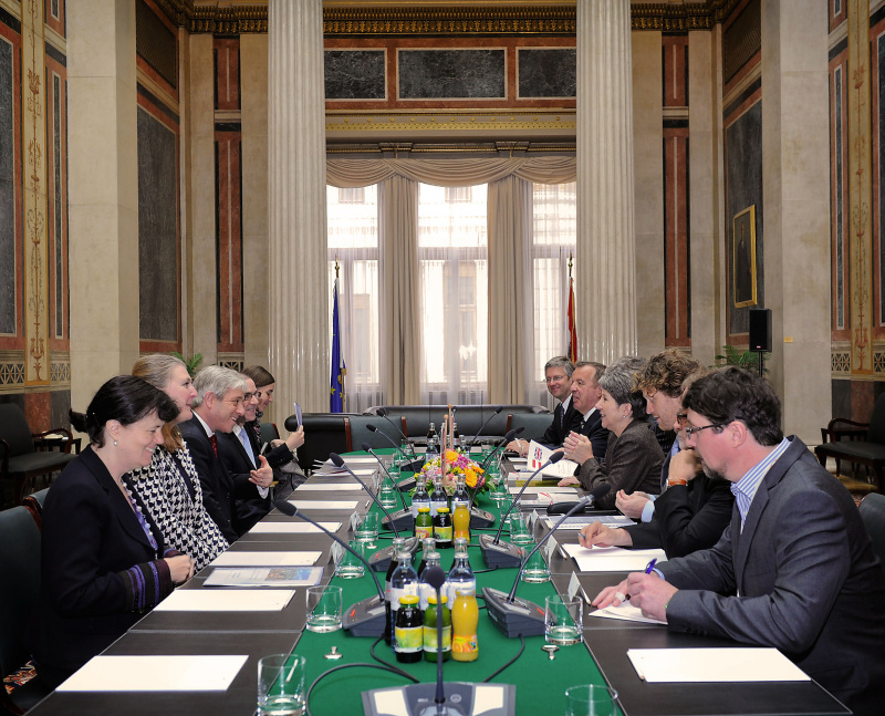 Aussprache. Linke Bildhälfte: Britische Delegation mit dem Speaker des House of Commons John Bercow (3.v.li.). Rechte Bildhälfte: Österreichische Delegation v.li.: zwei Parlamentsbedienstete, Nationalratspräsidentin Barbara Prammer (S), Büroleiter Helfried Carl und ein Parlamentsbediensteter