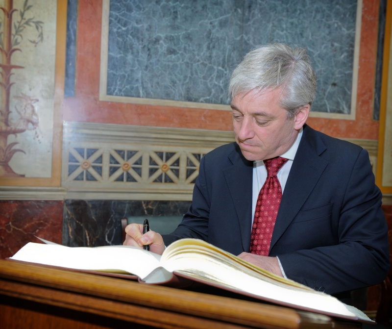 Der Speaker des House of Commons John Bercow beim Eintrag in das Gästebuch