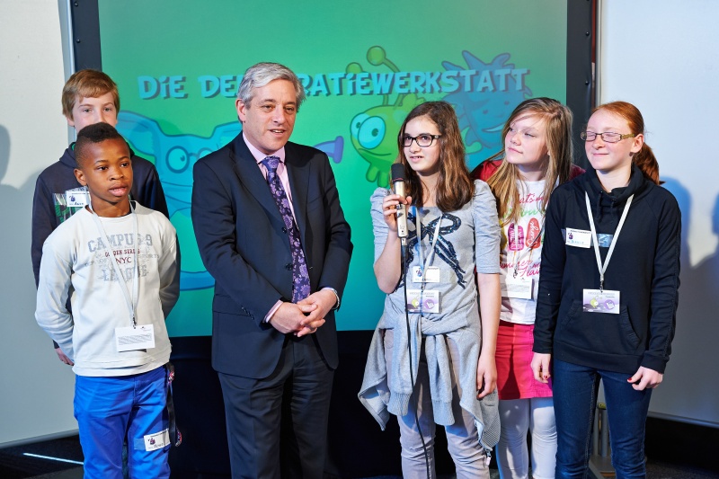 Der Speaker des britischen House of Commons John Bercow beim Interview durch SchülerInnen der VBS Wendstattgasse Schule