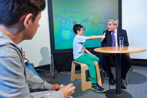 Der Speaker des britischen House of Commons John Bercow beim Interview durch einen Schüler der VBS Wendstattgasse Schule