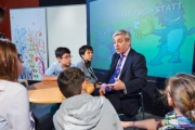 Der Speaker des britischen House of Commons John Bercow beim Gespräch mit SchülerInnen der VBS Wendstattgasse Schule