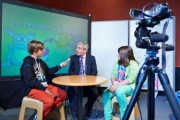 Der Speaker des britischen House of Commons John Bercow beim Interview durch SchülerInnen der VBS Wendstattgasse Schule