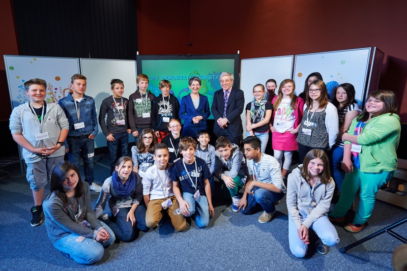 Gruppenfoto mit den SchüerInnen der VBS Wendstattgasse Schule, Nationalratspräsidentin Barbara Prammer (Mitte, S) und dem Speaker des britischen House of Commons John Bercow (Mitte)