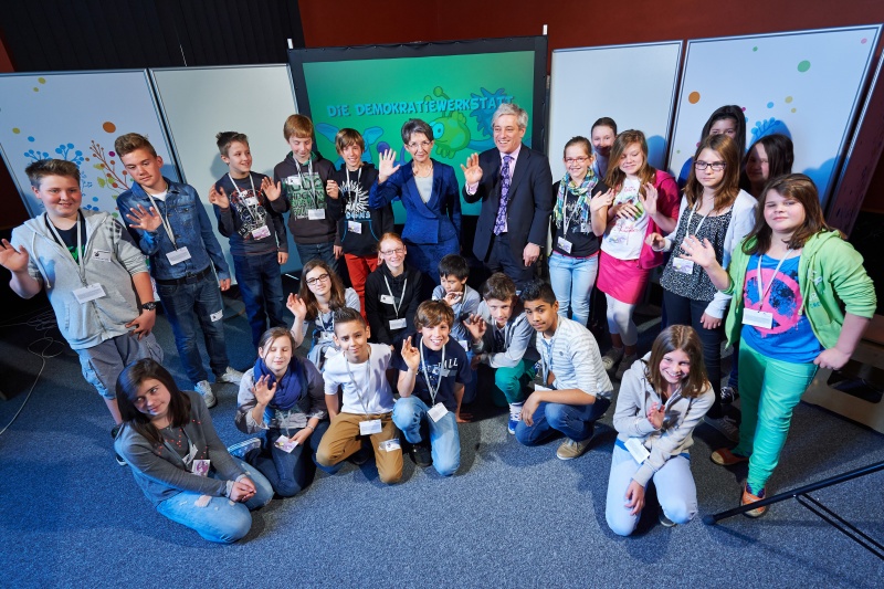Gruppenfoto mit den SchüerInnen der VBS Wendstattgasse Schule, Nationalratspräsidentin Barbara Prammer (Mitte, S) und dem Speaker des britischen House of Commons John Bercow (Mitte)