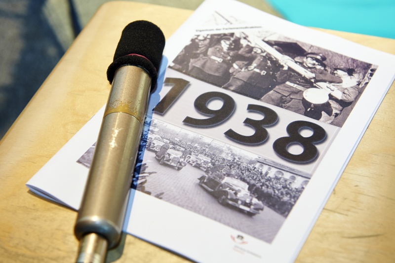 Mikrophon und Broschüre