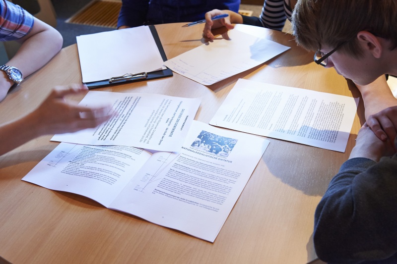 SchülerInnen bei der Gruppenarbeit