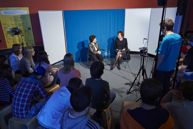 v.li.. Zeitzeugin Eva Dutton im Gespräch mit Expertin Ulrike Felber