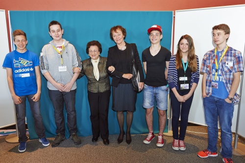 Gruppenfoto mit Zeitzeugin Eva Dutton (3. v. li.), Expertin Ulrike Felber (Bildmitte) sowie SchülerInnen des BG Laaer Berg Strasse