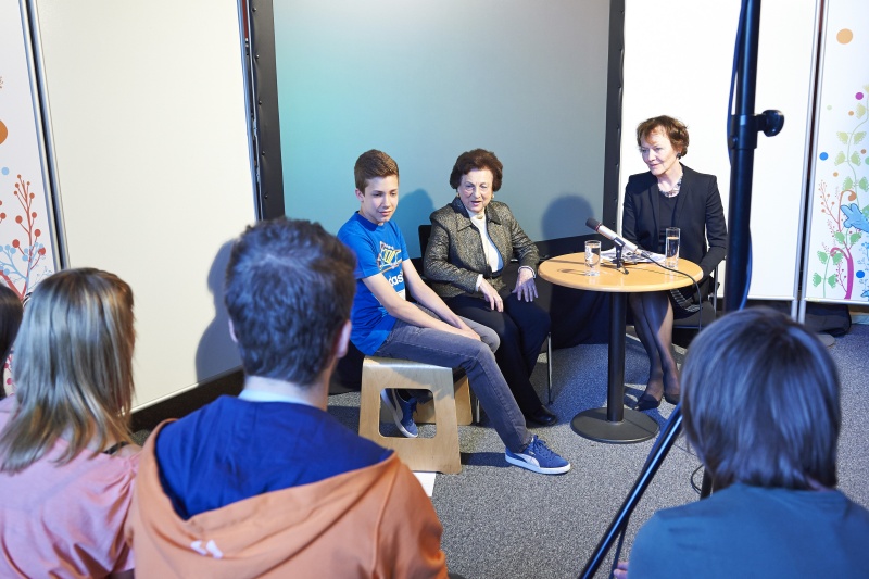 Zeitzeugin Eva Dutton (2. v. re.), Expertin Ulrike Felber (rechts) und SchülerInnen des BG Laaer Berg Strasse