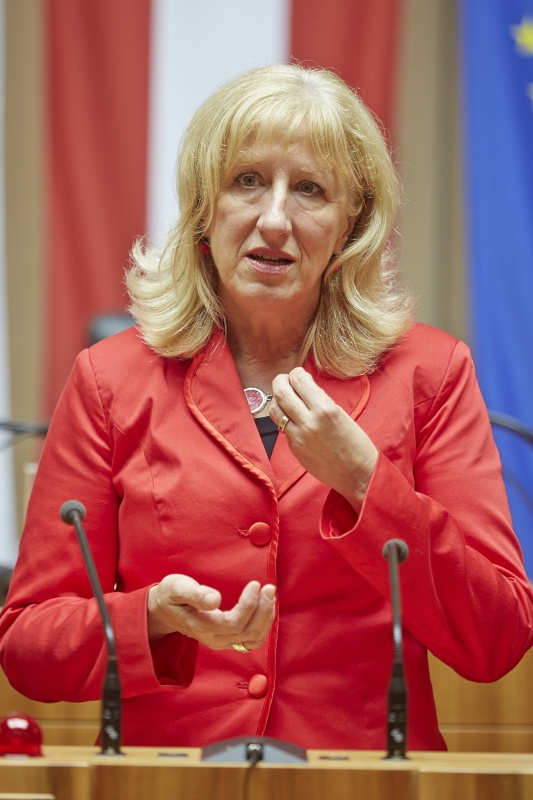 Bundesrätin Ingrid Winkler (S) am Rednerpult