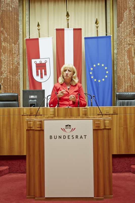 Bundesrätin Ingrid Winkler (S) am Rednerpult
