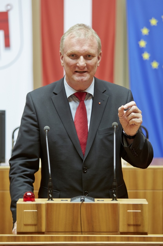 Bundesrat Günther Novak (S) am Rednerpult