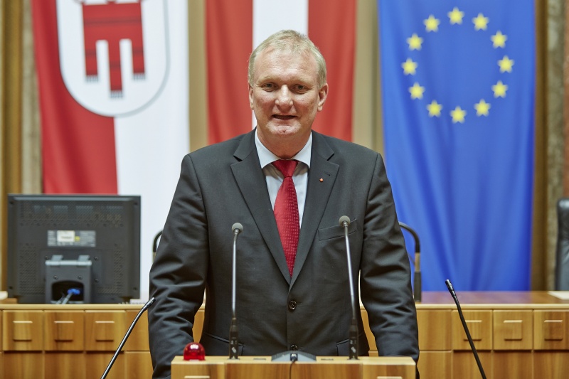 Bundesrat Günther Novak (S) am Rednerpult