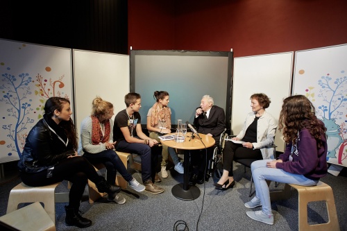 SchülerInnen im Interview mit dem Zeitzeugen Wilfried Daim und Expertin Ulrike Felber