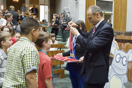 Nationalratsabgeordneter Wolfgang Gerstl (V) überreicht den SchülerInnen die Medaillen