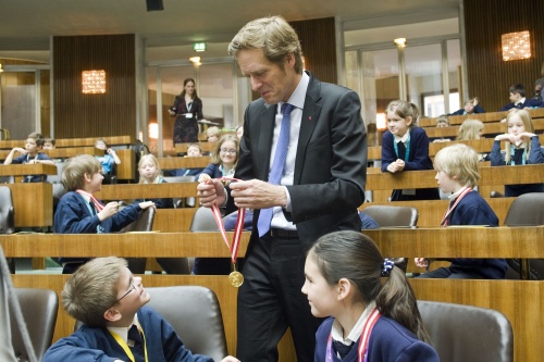 Nationalratsabgeordneter Jan Krainer (S) überreicht den SchülerInnen die Medaillen
