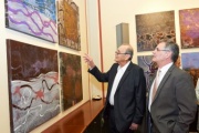 v.li.: Künstler Gerold Hirn präsentiert Bundesratspräsident Edgar Mayer (V) seine Werke