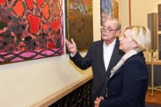v.li.: Künstler Gerold Hirn prästentiert der Botschaftsrätin der Tschechischen Botschaft Ivana Cervenkova seine Werke