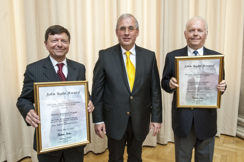 v.li.: Preisträger und Direktor des Konfuzius Instituts und außerordentlicher Professor am Institut für Sinologie der Universität Wien Richard Trappl, der Gründer des John-Rabe-Kommunikationszentrums Thomas Rabe  und 
Preisträger und Leiter des Instituts für China- und Südostasienforschung Gerd Kaminski