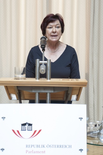 Vizepräsidentin des Bundesrates Susanne Kurz (S) am Rednerpult bei der Begrüßung der VeranstaltungsteilnehmerInnen