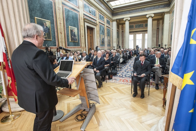 Blick in Richtung VeranstaltungsteilnehmerInnen mit Thomas Rabe am Rednerpult