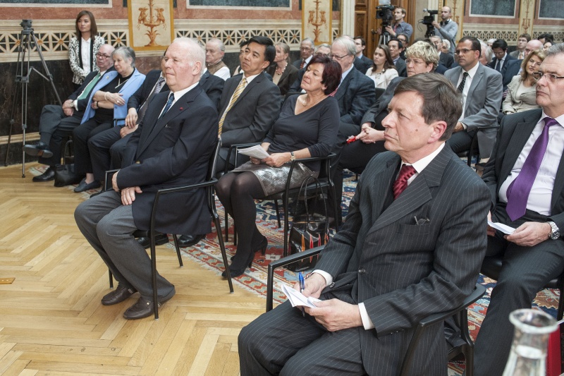 Blick in Richtung VeranstaltungsteilnehmerInnen. In der ersten Reihe von links die Preisträger Gerd Kaminski und Richard Trappl