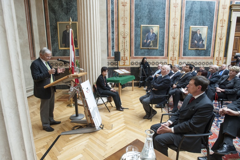 Blick in Richtung VeranstaltungsteilnehmerInnen mit Bundeskanzler a.D. Wolfgang Schüssel am Rednerpult