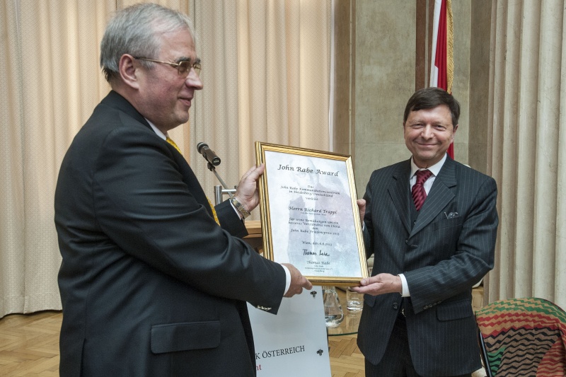 v.li.: Der Gründer des John-Rabe-Kommunikationszentrums Thomas Rabe überreicht dem Direktor des Konfuzius Instituts und außerordentlichen Professor am Institut für Sinologie der Universität Wien Richard Trappl die Urkunde