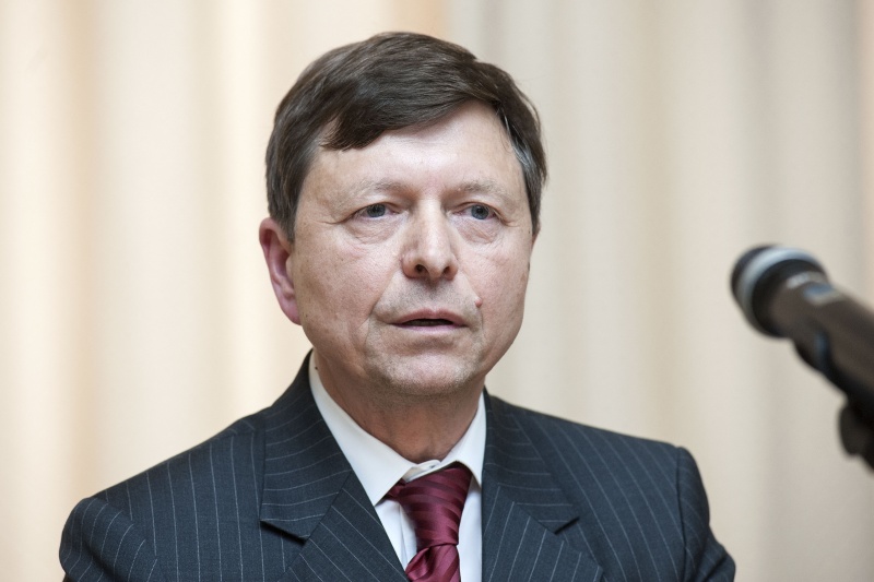 Der Direktor des Konfuzius Instituts und außerordentlicher Professor am Institut für Sinologie der Universität Wien Richard Trappl bei seiner Dankesrede