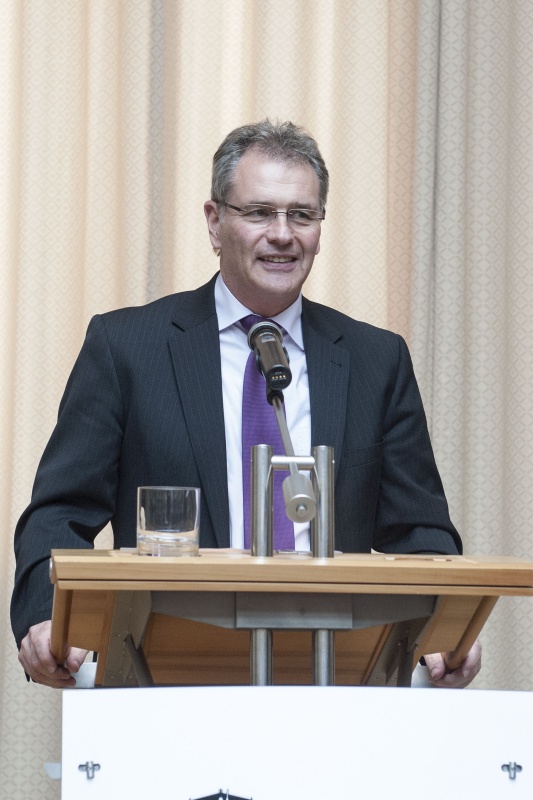 Bundesratspräsident Edgar Mayer (V) am Rednerpult bei der Begrüßung der VeranstaltungsteilnehmerInnen