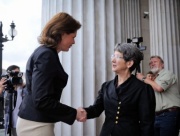 Nationalratspräsidentin Barbara Prammer begrüßt die slowenische Premierministerin Alenka Bratusek