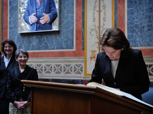 Die slowenische Premierministerin Alenka Bratusek trägt sich in das Gästebuch ein