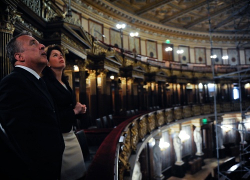 Die slowenische Premierministerin Alenka Bratusek besichtigt den Historischen Sitzungssaal